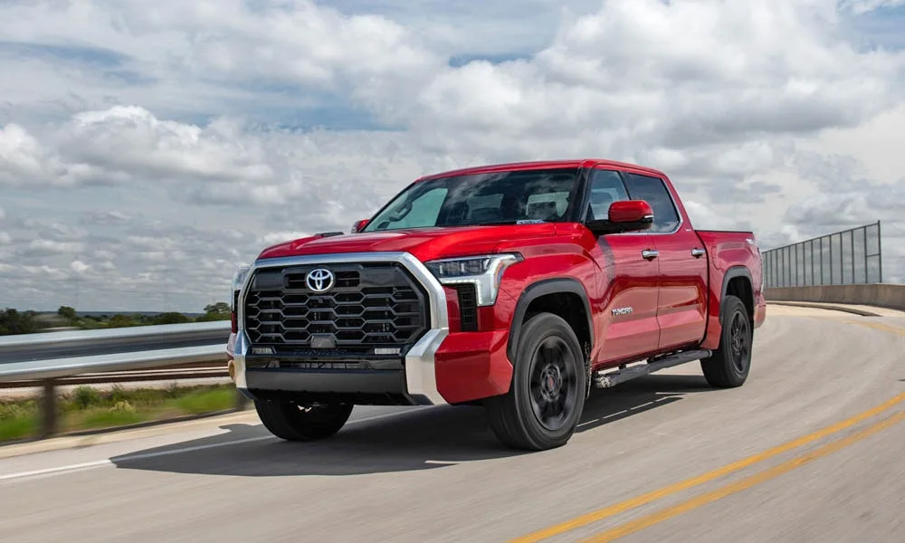 Фото Toyota Tundra — вид спереди, фото 3. Кузов в красном цвете: рисунок оптики и решётки задаёт узнаваемое «лицо» модели. Дневные ходовые огни включаются автоматически с запуском Toyota Tundra — вид спереди, фото 3