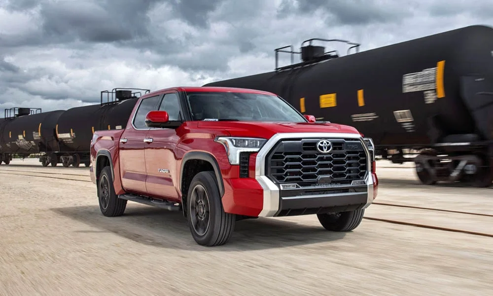 Фото Toyota Tundra — вид спереди, фото 4. Красный кузов, строгая симметрия оптики — базовый ракурс знакомства с дизайном. Дневные ходовые огни включаются автоматически с запуском Toyota Tundra — вид спереди, фото 4