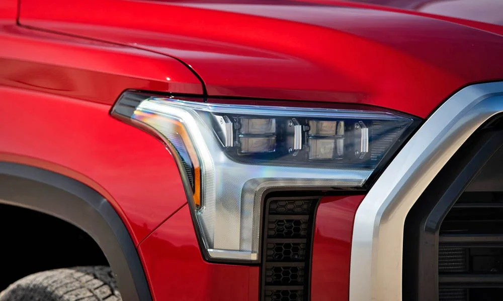 Фото Toyota Tundra — вид спереди, фото 5. Красный кузов, строгая симметрия оптики — базовый ракурс знакомства с дизайном Toyota Tundra — вид спереди, фото 5