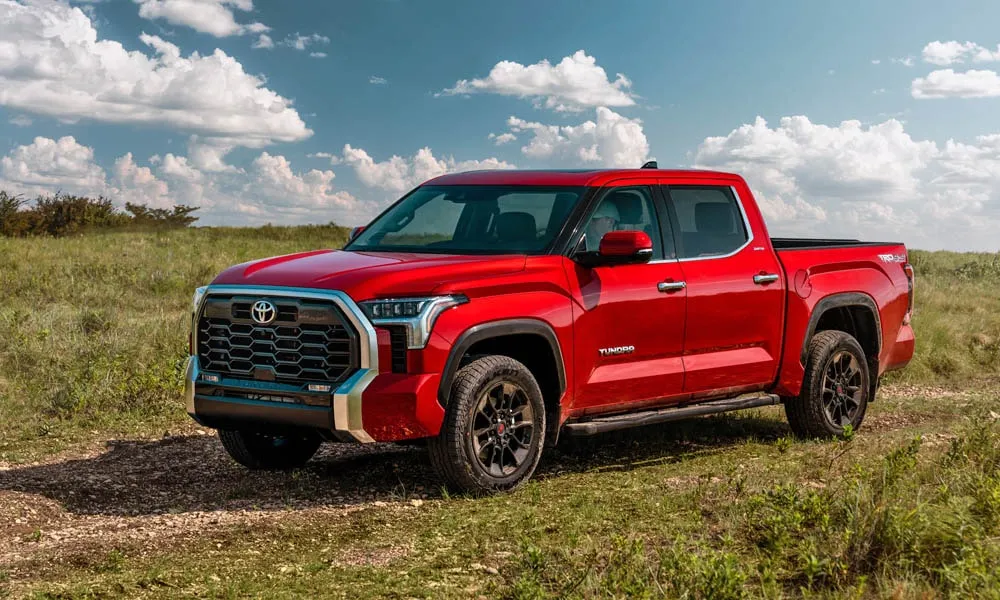 Фото Toyota Tundra — вид спереди, фото 6. Анфас: пропорции капота, посадка кузова и графика ходовых огней. Дневные ходовые огни включаются автоматически с запуском Toyota Tundra — вид спереди, фото 6