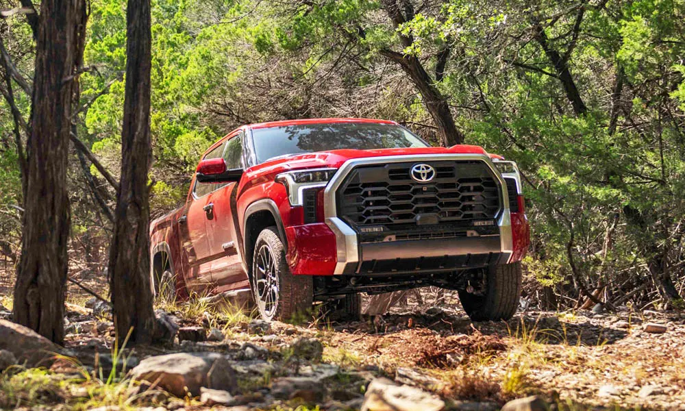 Фото Toyota Tundra — вид спереди, фото 7. Передок в красном исполнении — крупная светотехника и выразительный бампер. Рисунок ходовых огней — подпись модели, по нему её узнают в потоке Toyota Tundra — вид спереди, фото 7