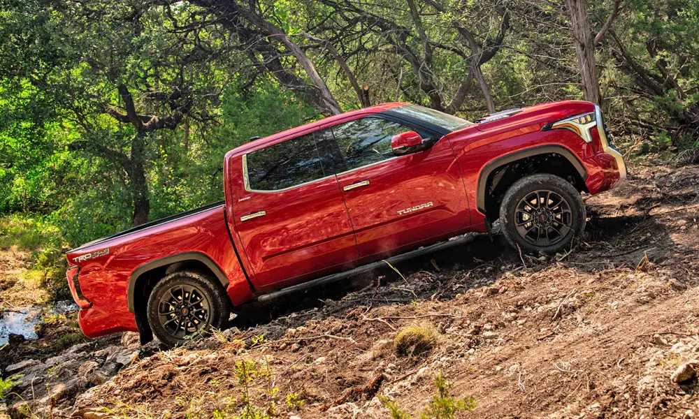 Фото Toyota Tundra — вид спереди, фото 8. Анфас: пропорции капота, посадка кузова и графика ходовых огней. Дневные ходовые огни включаются автоматически с запуском Toyota Tundra — вид спереди, фото 8