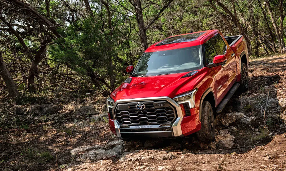 Фото Toyota Tundra — вид спереди, фото 9. Анфас: пропорции капота, посадка кузова и графика ходовых огней. Рисунок ходовых огней — подпись модели, по нему её узнают в потоке Toyota Tundra — вид спереди, фото 9