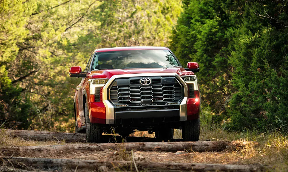 Фото Toyota Tundra — вид спереди, фото 10. Кузов в красном цвете: рисунок оптики и решётки задаёт узнаваемое «лицо» модели Toyota Tundra — вид спереди, фото 10
