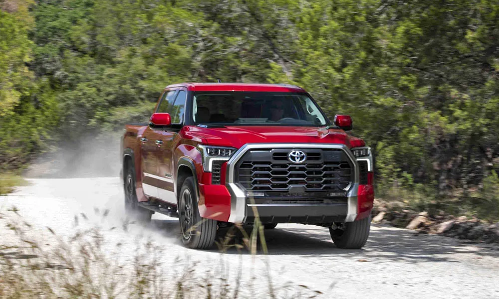 Фото Toyota Tundra — вид спереди, фото 11. Оптика, решётка и бампер — первое впечатление о модели. Дневные ходовые огни включаются автоматически с запуском Toyota Tundra — вид спереди, фото 11