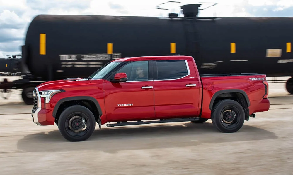 Фото Toyota Tundra — вид спереди, фото 12. Передок в красном исполнении — крупная светотехника и выразительный бампер. Дневные ходовые огни включаются автоматически с запуском Toyota Tundra — вид спереди, фото 12