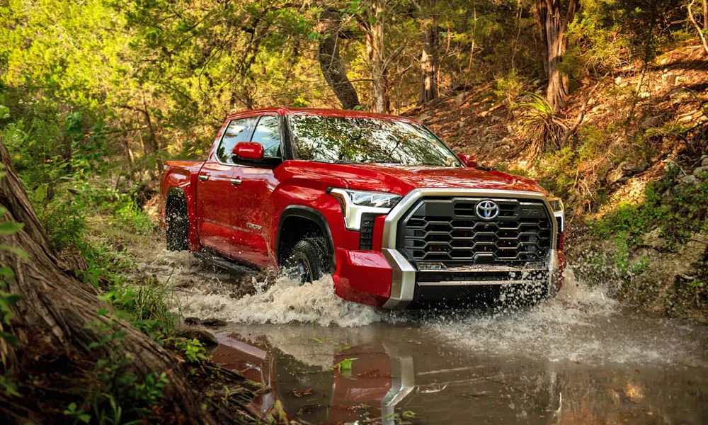 Фото Toyota Tundra — вид спереди, фото 13. Оптика, решётка и бампер — первое впечатление о модели. Рисунок ходовых огней — подпись модели, по нему её узнают в потоке Toyota Tundra — вид спереди, фото 13