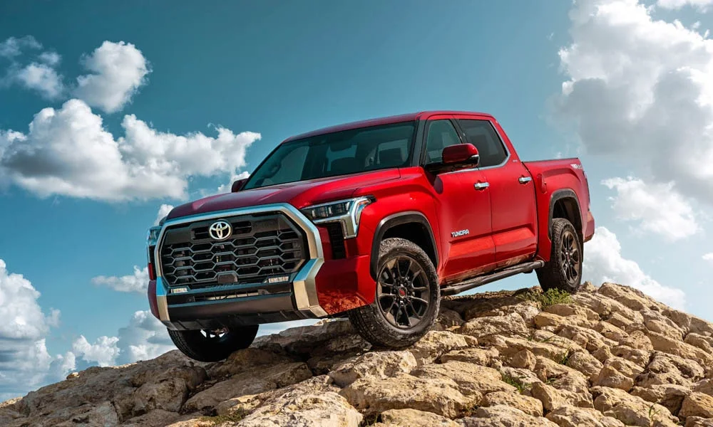 Фото Toyota Tundra — вид спереди, фото 14. Кузов в красном цвете: рисунок оптики и решётки задаёт узнаваемое «лицо» модели. Дневные ходовые огни включаются автоматически с запуском Toyota Tundra — вид спереди, фото 14