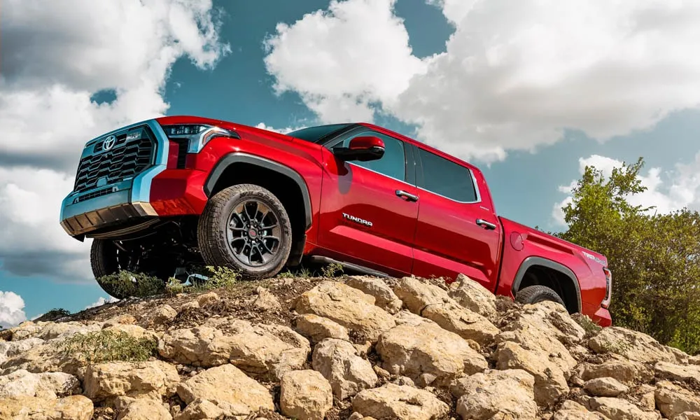 Фото Toyota Tundra — вид спереди, фото 15. Оптика, решётка и бампер — первое впечатление о модели. Дневные ходовые огни включаются автоматически с запуском Toyota Tundra — вид спереди, фото 15