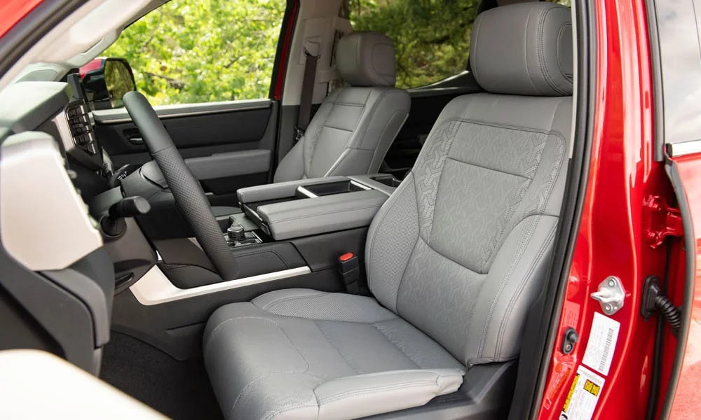 Фото Toyota Tundra — передние сиденья. Профиль кресел: боковая поддержка и подголовники. Выраженная боковая поддержка держит в поворотах Toyota Tundra — передние сиденья
