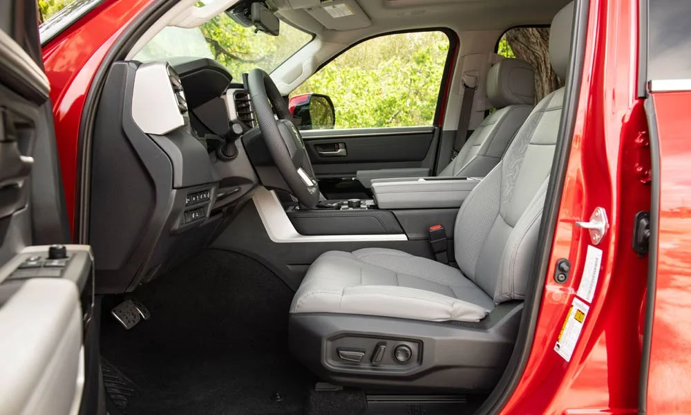 Фото Toyota Tundra — передние сиденья, фото 2. Профиль кресел: боковая поддержка и подголовники. Регулировки с памятью возвращают кресло под водителя одним нажатием — у версий с электроприводом Toyota Tundra — передние сиденья, фото 2
