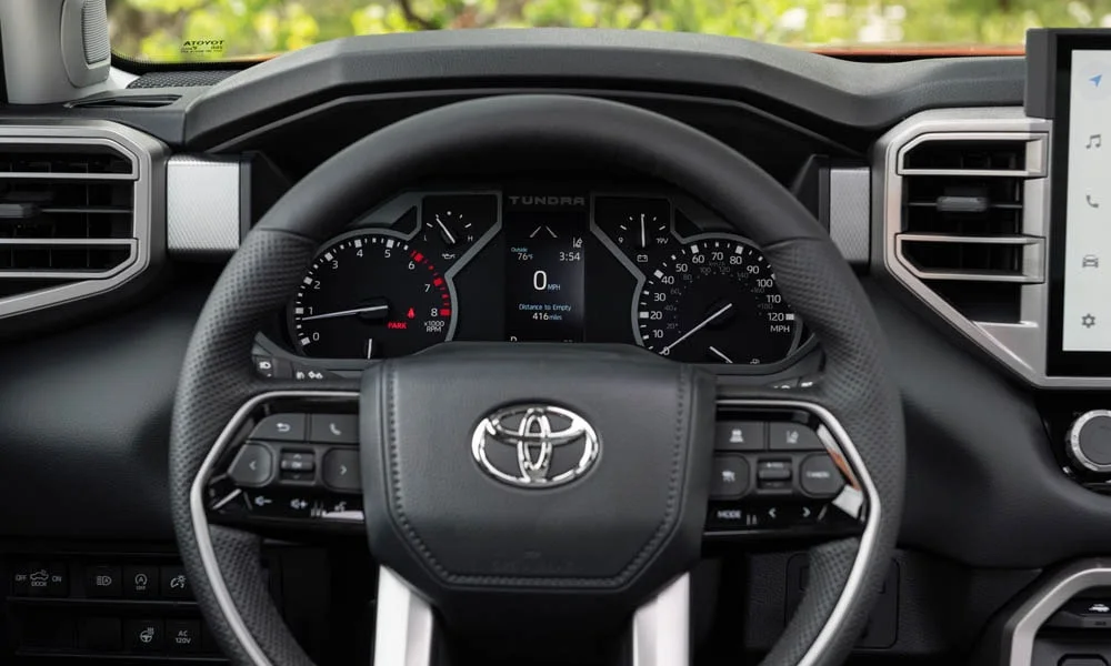 Фото Toyota Tundra — приборная панель. Экран приборов за рулём — вся ходовая информация перед глазами. Запас хода и расход выводятся крупно — главные цифры ежедневных поездок Toyota Tundra — приборная панель
