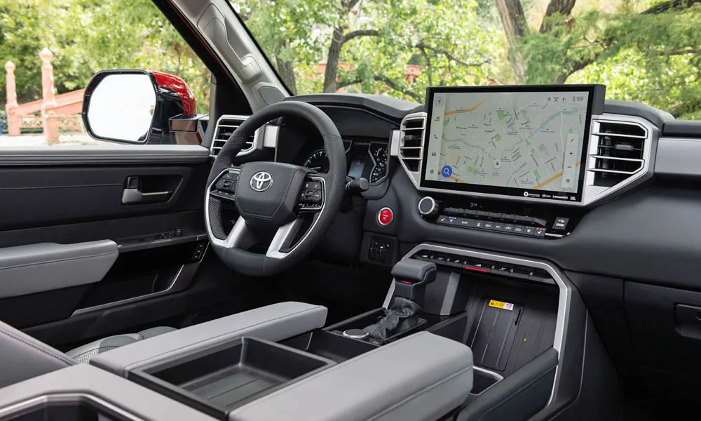 Фото Toyota Tundra — интерьер. Общий план салона: архитектура панели, консоль и кресла. Уровень отделки читается по стыкам панелей и мягким поверхностям в зонах касания Toyota Tundra — интерьер