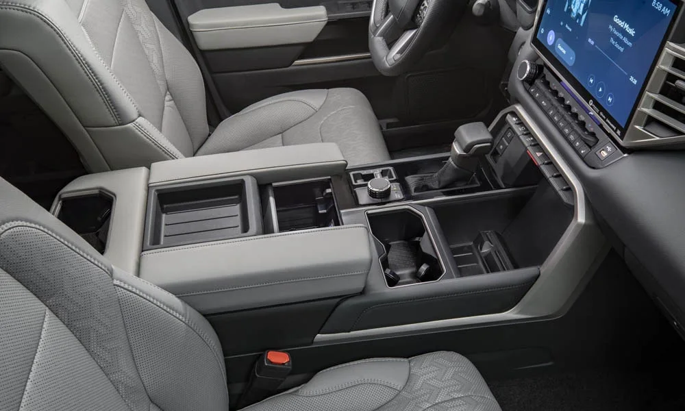 Фото Toyota Tundra — интерьер, фото 3. Общий план салона: архитектура панели, консоль и кресла. Уровень отделки читается по стыкам панелей и мягким поверхностям в зонах касания Toyota Tundra — интерьер, фото 3