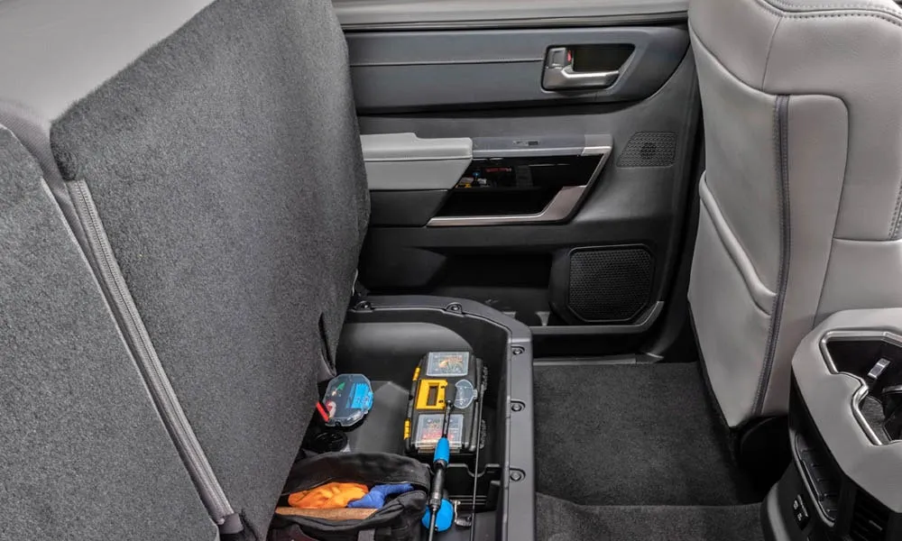 Фото Toyota Tundra — интерьер, фото 5. Общий план салона: архитектура панели, консоль и кресла. Светлая гамма зрительно расширяет салон, тёмная — практичнее в уходе Toyota Tundra — интерьер, фото 5