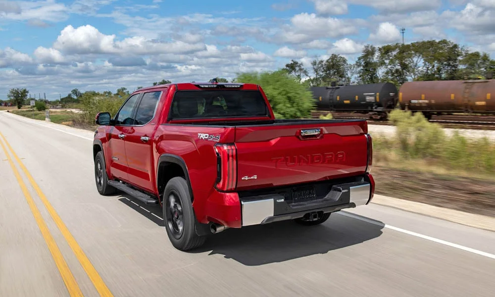 Фото Toyota Tundra — вид сзади, фото 3. Корма в красном цвете: графика фонарей и пластика пятой двери. Насадки выхлопа или их имитация внизу бампера различают версии Toyota Tundra — вид сзади, фото 3