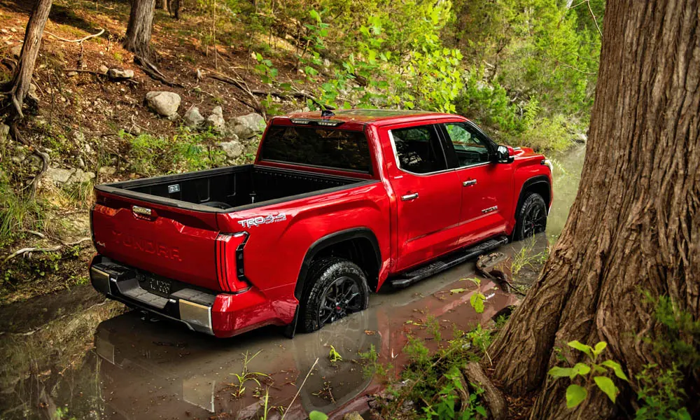 Фото Toyota Tundra — вид сзади, фото 4. Красный кузов сзади — фонари и бампер определяют ночной образ модели Toyota Tundra — вид сзади, фото 4