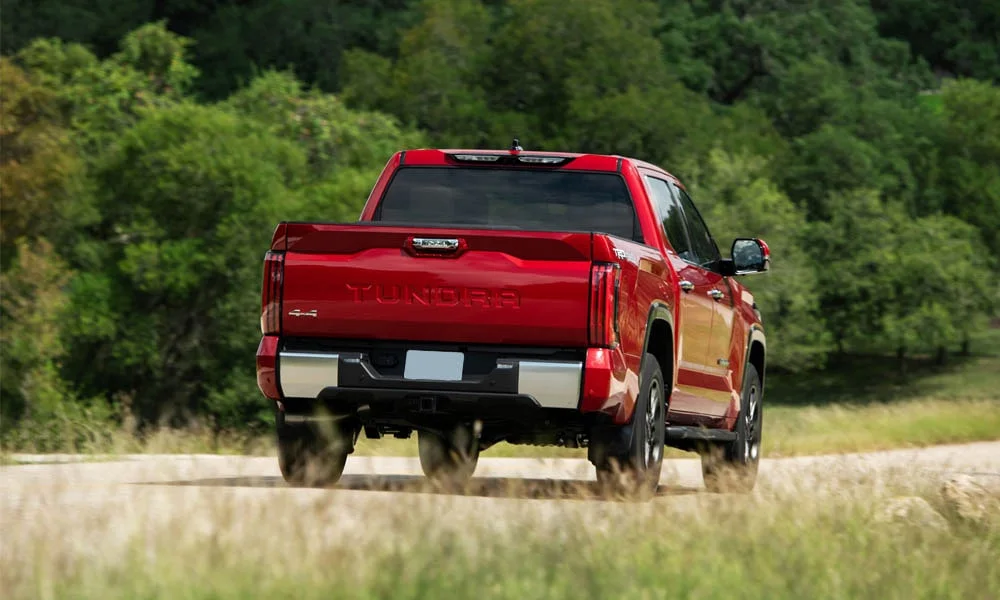 Фото Toyota Tundra — вид сзади, фото 5. Линия крыши, стойки и задняя дверь в красном исполнении. Насадки выхлопа или их имитация внизу бампера различают версии Toyota Tundra — вид сзади, фото 5