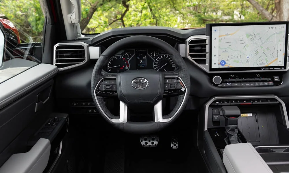 Фото Toyota Tundra — руль. Обшивка обода и компоновка спиц крупным планом Toyota Tundra — руль