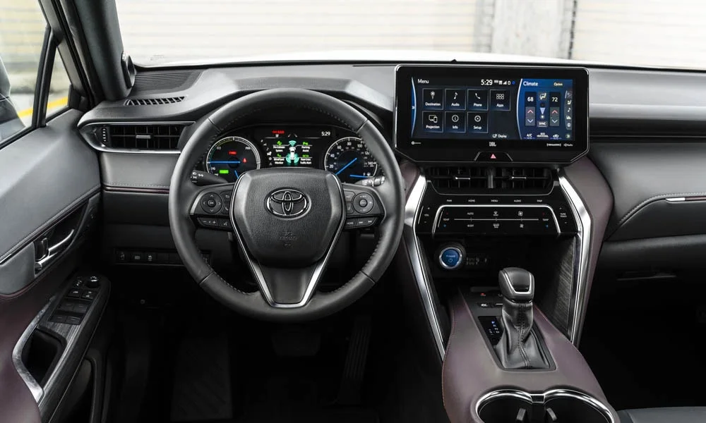 Фото Toyota Venza — передняя панель, фото 2. Компоновка экранов, дефлекторов и консоли. Мягкие материалы верхнего яруса и вставки задают уровень интерьера Toyota Venza — передняя панель, фото 2