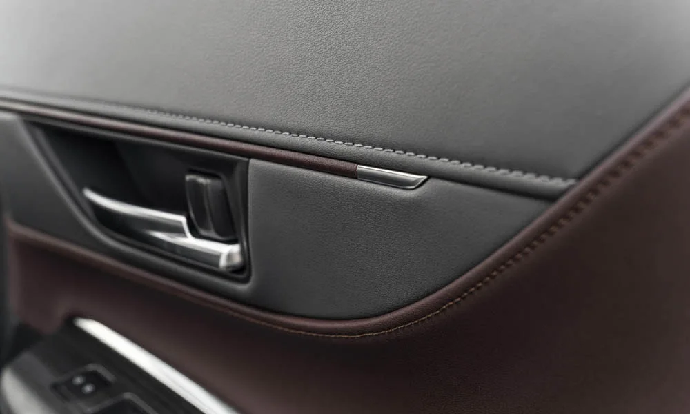 Фото Toyota Venza — дверная карта. Внутренняя панель двери: сочетание материалов и компоновка управления в коричневой гамме Toyota Venza — дверная карта