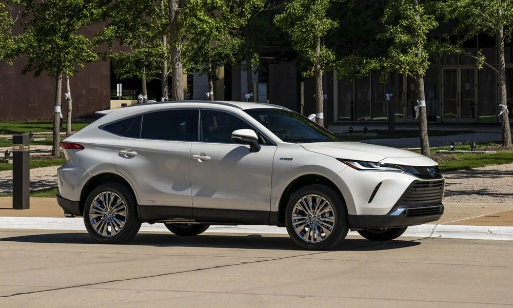 Фото Toyota Venza — вид спереди, фото 3. Белый кузов, строгая симметрия оптики — базовый ракурс знакомства с дизайном Toyota Venza — вид спереди, фото 3