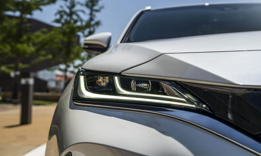 Фото Toyota Venza — вид спереди, фото 4. Оптика, решётка и бампер — первое впечатление о модели. Дневные ходовые огни включаются автоматически с запуском Toyota Venza — вид спереди, фото 4