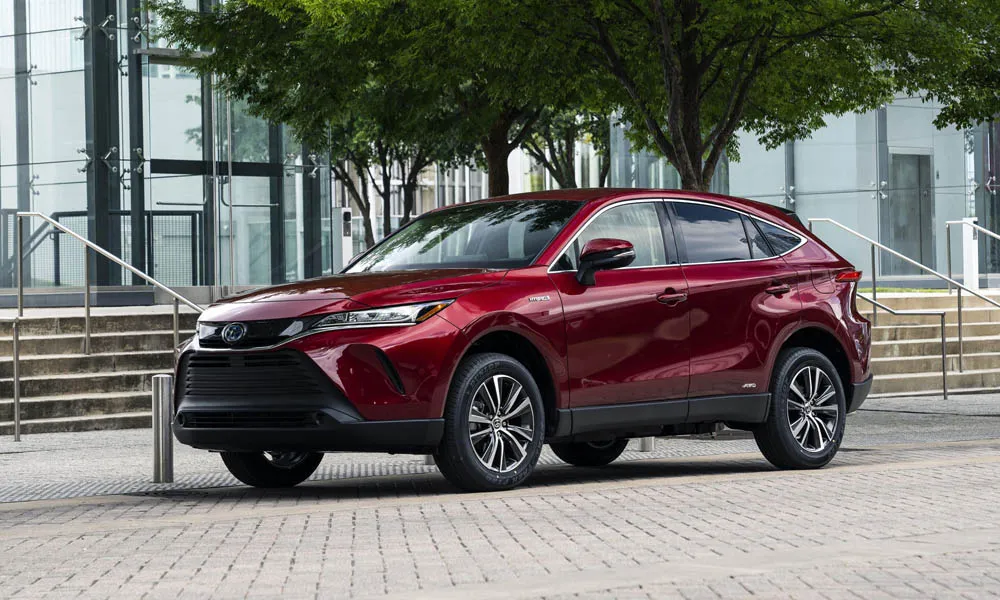 Фото Toyota Venza — вид спереди, фото 6. Анфас: пропорции капота, посадка кузова и графика ходовых огней Toyota Venza — вид спереди, фото 6