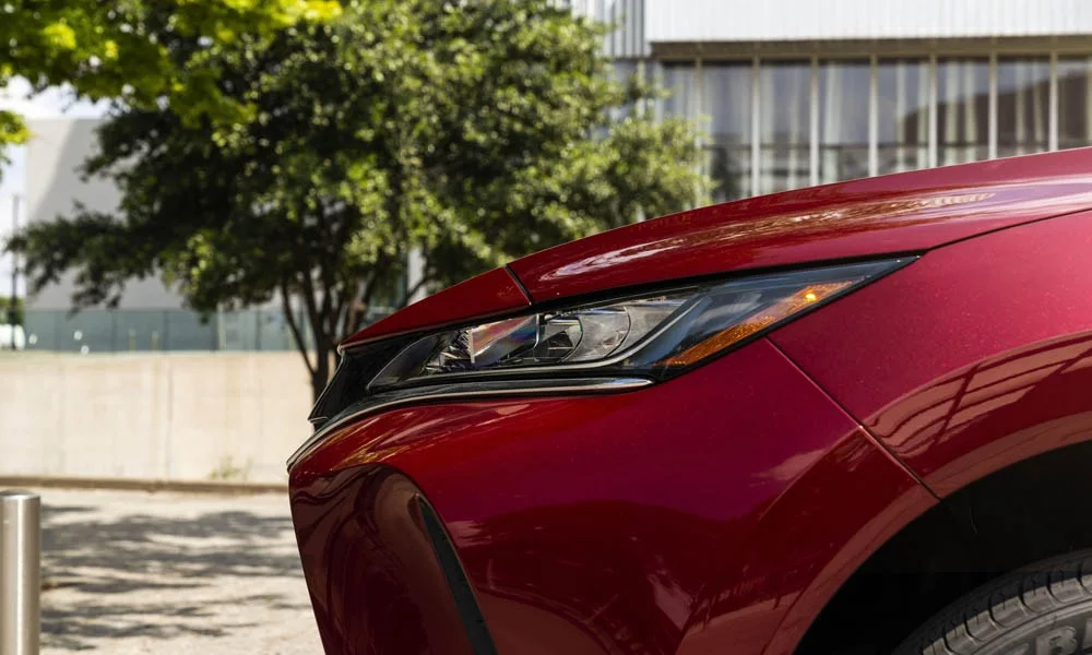 Фото Toyota Venza — вид спереди, фото 7. Передок в красном исполнении — крупная светотехника и выразительный бампер. Дневные ходовые огни включаются автоматически с запуском Toyota Venza — вид спереди, фото 7