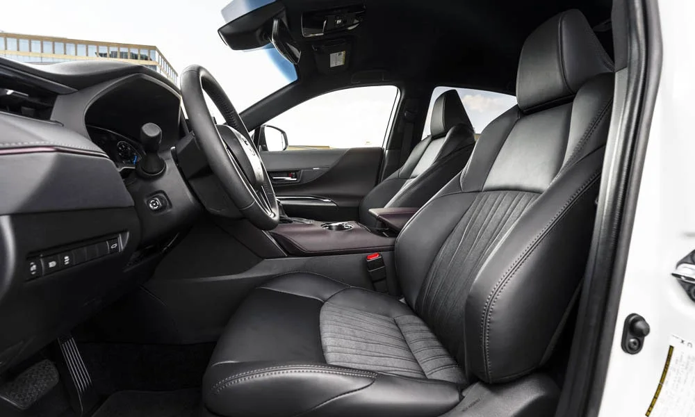 Фото Toyota Venza — передние сиденья. Профиль кресел: боковая поддержка и подголовники. Перфорация обивки нужна для вентиляции — функции старших комплектаций Toyota Venza — передние сиденья