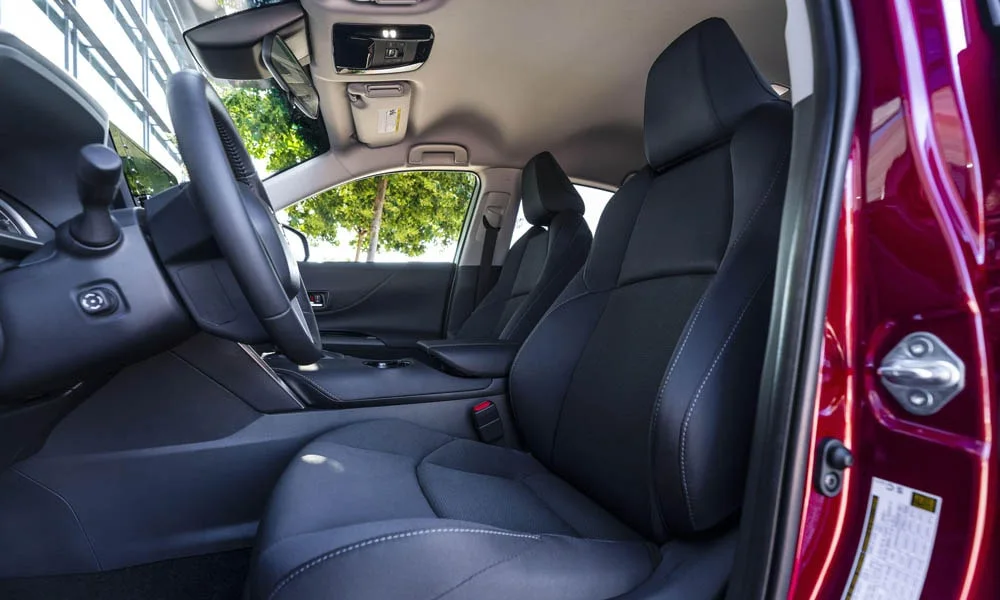 Фото Toyota Venza — передние сиденья, фото 2. Профиль кресел: боковая поддержка и подголовники. Выраженная боковая поддержка держит в поворотах Toyota Venza — передние сиденья, фото 2