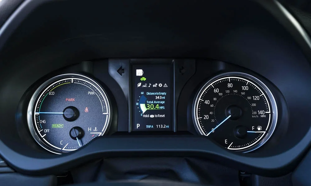 Фото Toyota Venza — приборная панель. Скорость, запас хода и подсказки ассистентов перед глазами Toyota Venza — приборная панель