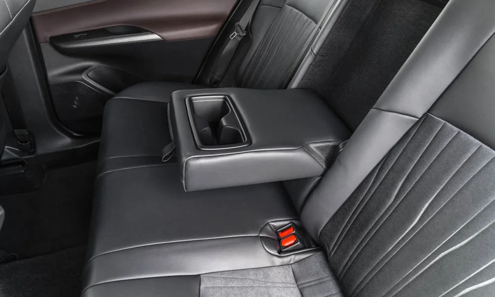 Фото Toyota Venza — интерьер. Общий план салона: архитектура панели, консоль и кресла Toyota Venza — интерьер