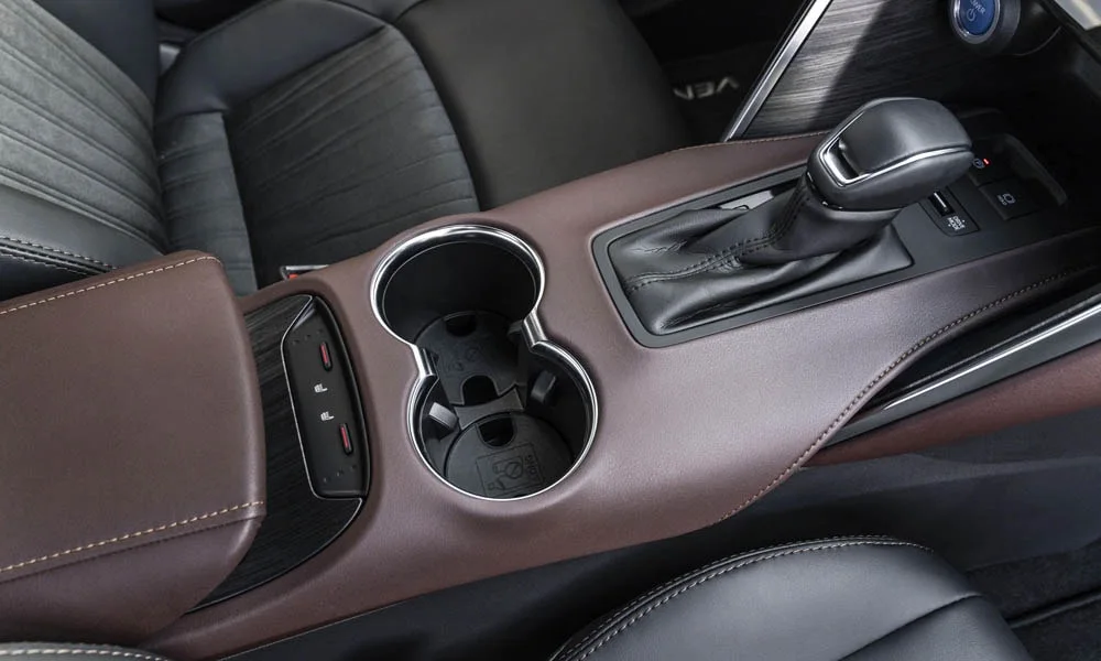Фото Toyota Venza — интерьер, фото 2. Общий план салона: архитектура панели, консоль и кресла. Уровень отделки читается по стыкам панелей и мягким поверхностям в зонах касания Toyota Venza — интерьер, фото 2