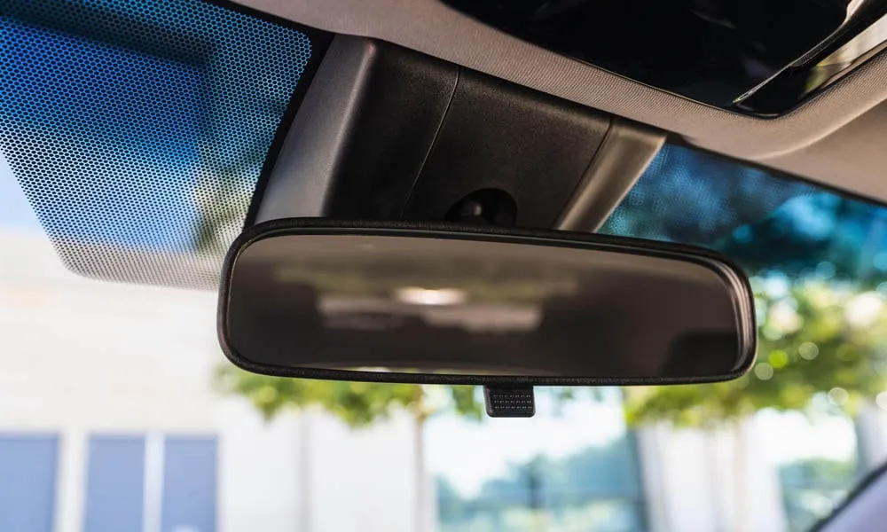Фото Toyota Venza — интерьер, фото 3. Общий план салона: архитектура панели, консоль и кресла. Светлая гамма зрительно расширяет салон, тёмная — практичнее в уходе Toyota Venza — интерьер, фото 3
