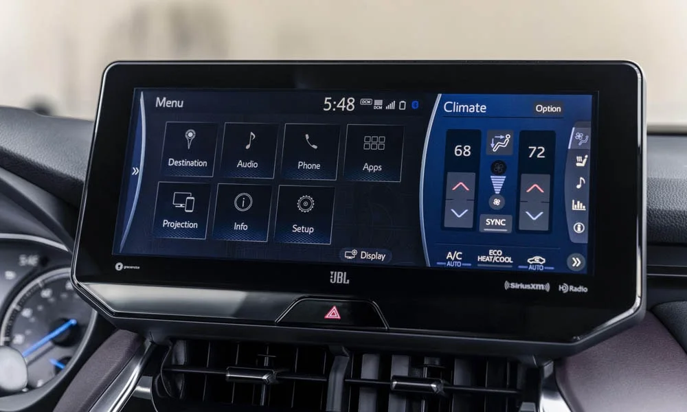 Фото Toyota Venza — экран мультимедиа. Интерфейс медиасистемы крупным планом. Поддержка смартфонов и обновления «по воздуху» — ключевые вопросы к медиасистеме; наличие русификации уточняйте у дилера Toyota Venza — экран мультимедиа