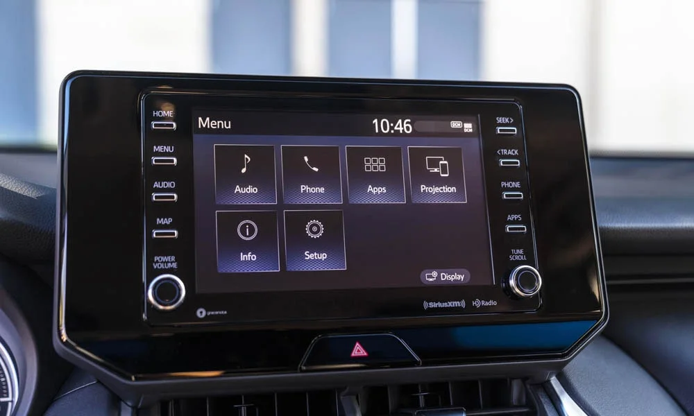 Фото Toyota Venza — экран мультимедиа, фото 2. Интерфейс медиасистемы крупным планом. Климат и обогревы часто управляются с этого экрана — привыкание занимает пару дней Toyota Venza — экран мультимедиа, фото 2