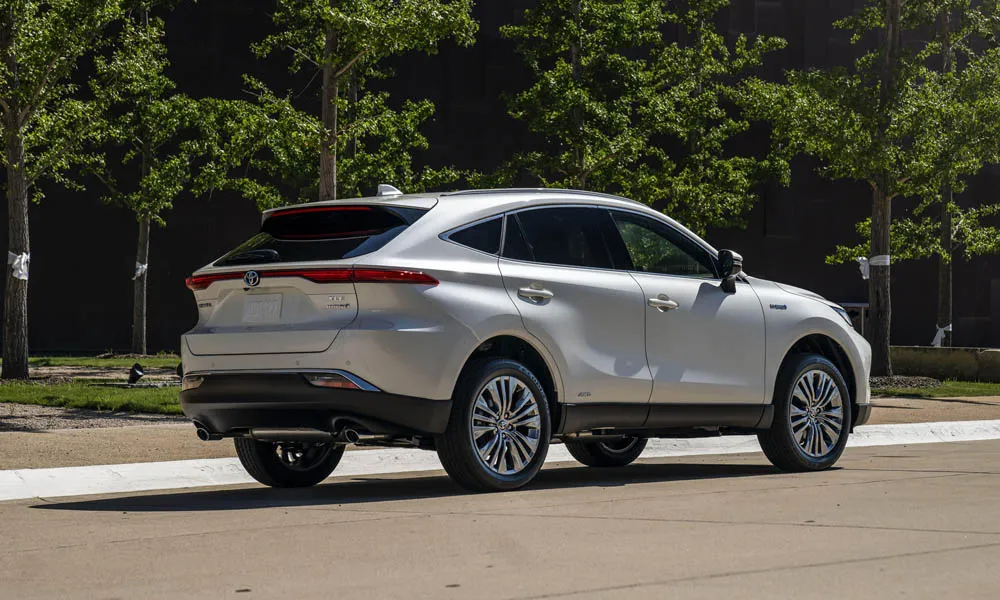 Фото Toyota Venza — вид сзади, фото 3. Графика фонарей, бампер и оформление пятой двери. Насадки выхлопа или их имитация внизу бампера различают версии Toyota Venza — вид сзади, фото 3