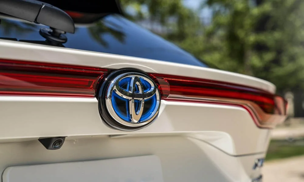 Фото Toyota Venza — вид сзади, фото 4. Графика фонарей, бампер и оформление пятой двери Toyota Venza — вид сзади, фото 4
