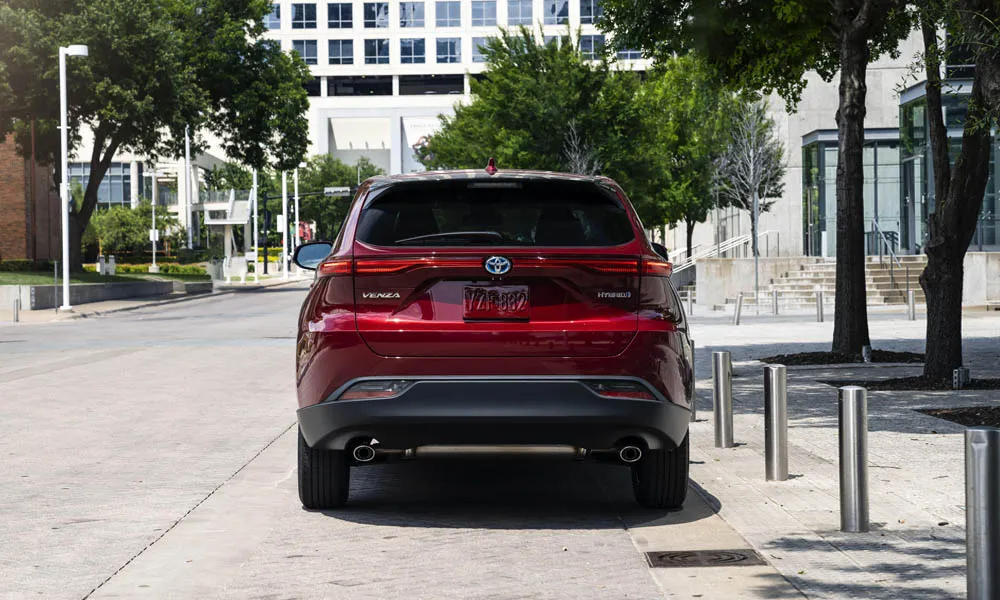 Фото Toyota Venza — вид сзади, фото 5. Красный кузов сзади — фонари и бампер определяют ночной образ модели. Светодиодная полоса или раздельные секции — задняя оптика стала главным украшением кормы Toyota Venza — вид сзади, фото 5