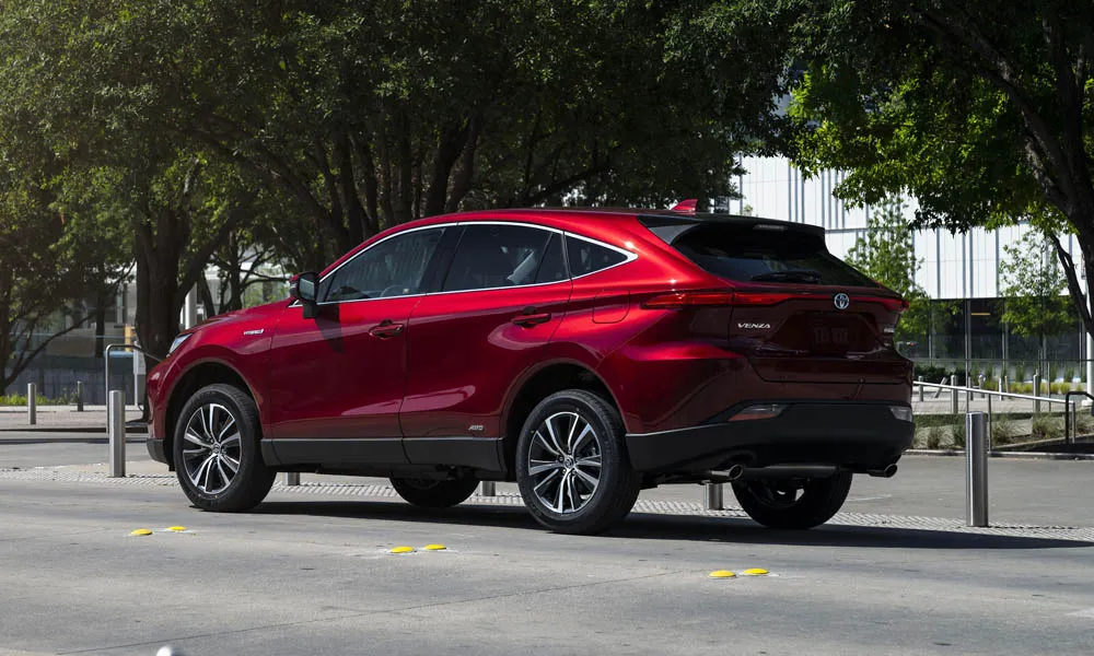 Фото Toyota Venza — вид сзади, фото 6. Линия крыши, стойки и задняя дверь в красном исполнении. Насадки выхлопа или их имитация внизу бампера различают версии Toyota Venza — вид сзади, фото 6
