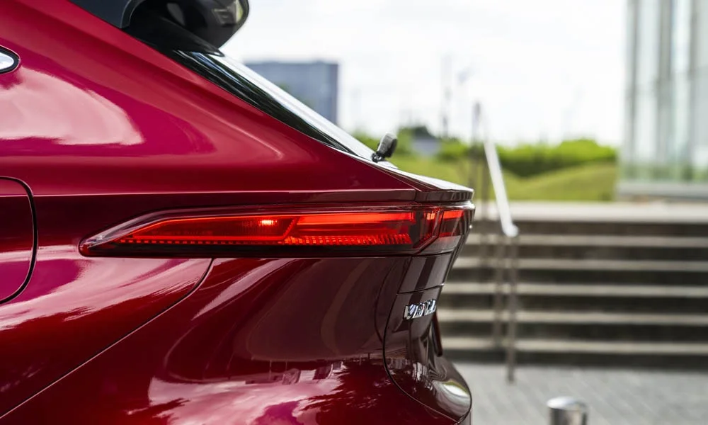 Фото Toyota Venza — вид сзади, фото 7. Корма в красном цвете: графика фонарей и пластика пятой двери. Светодиодная полоса или раздельные секции — задняя оптика стала главным украшением кормы Toyota Venza — вид сзади, фото 7