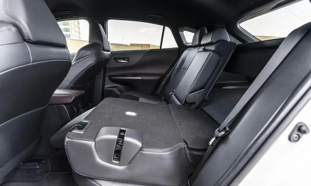 Фото Toyota Venza — задние сиденья. Посадка второго ряда: подголовники и подлокотник. Крепления ISOFIX для детских кресел — в основании спинки Toyota Venza — задние сиденья