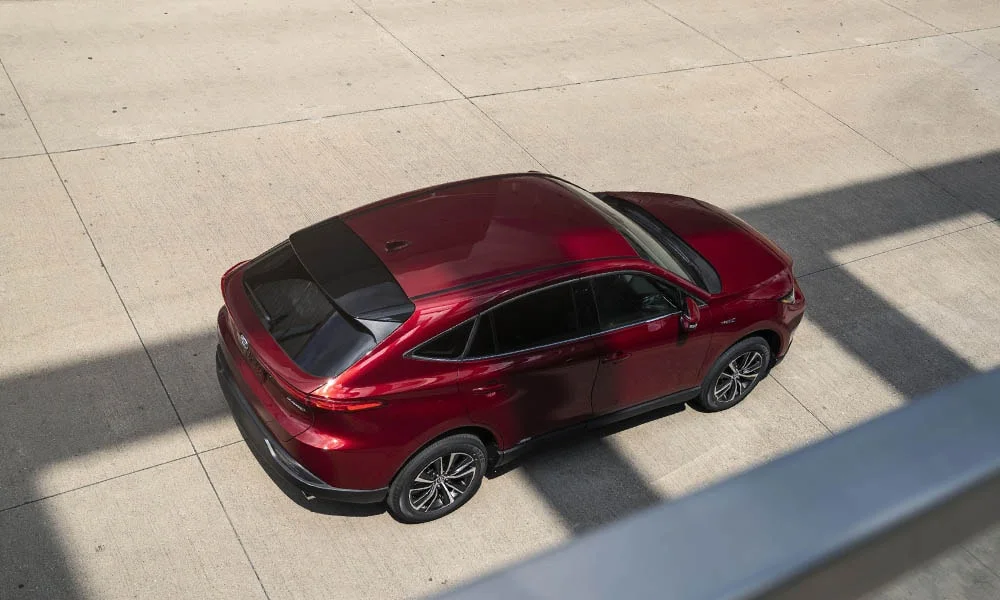 Фото Toyota Venza — крыша, фото 3. Линия крыши и панорамное остекление с высоты. Панорамное стекло зрительно увеличивает салон; шторка спасает в жару Toyota Venza — крыша, фото 3