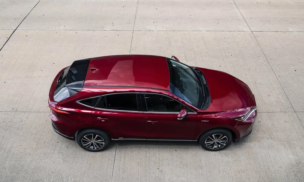 Фото Toyota Venza — крыша, фото 4. Крыша сверху: остекление, рейлинги и антенна-плавник. Панорамное стекло зрительно увеличивает салон; шторка спасает в жару Toyota Venza — крыша, фото 4