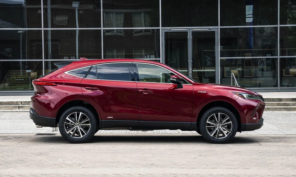 Фото Toyota Venza — вид сбоку, фото 4. Сбоку читаются линия остекления и характер выштамповок на красном кузове. Длинная база — простор второго ряда; короткие свесы упрощают парковку Toyota Venza — вид сбоку, фото 4