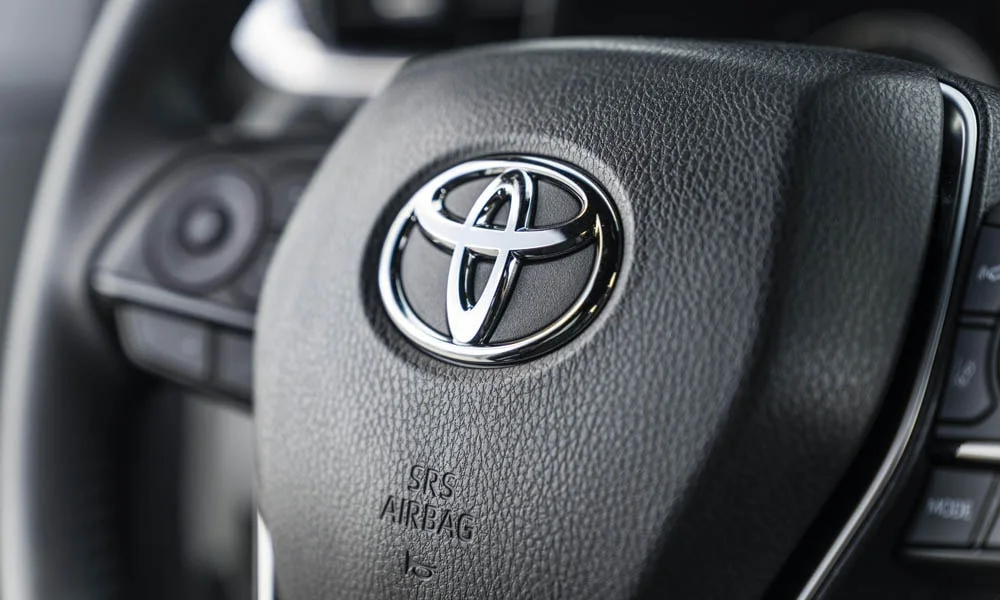 Фото Toyota Venza — руль. Обшивка обода и компоновка спиц крупным планом. Правильная посадка: руки на «9 и 3», приборы читаются поверх обода Toyota Venza — руль