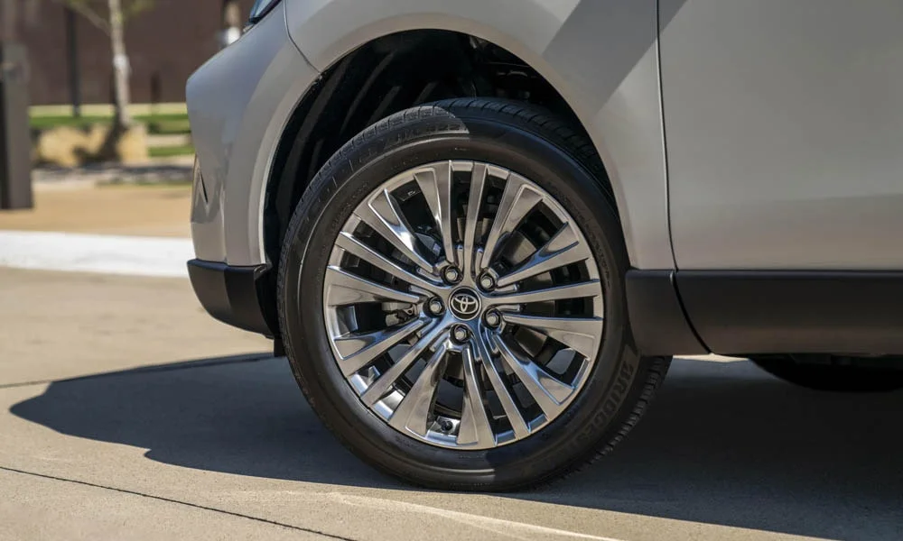 Фото Toyota Venza — колесо и диск. Аэродинамический дизайн колеса снижает расход на трассе Toyota Venza — колесо и диск