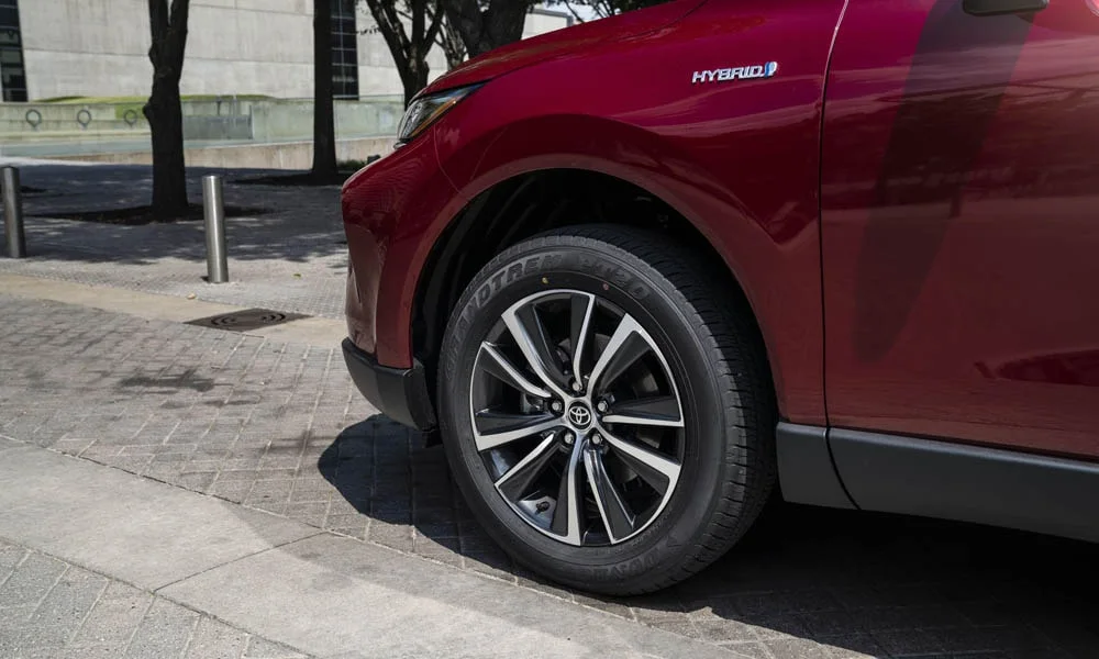Фото Toyota Venza — колесо и диск, фото 2. Дизайн спиц и профиль резины крупным планом. Рекомендованные размеры шин и давление — на табличке в проёме водительской двери Toyota Venza — колесо и диск, фото 2