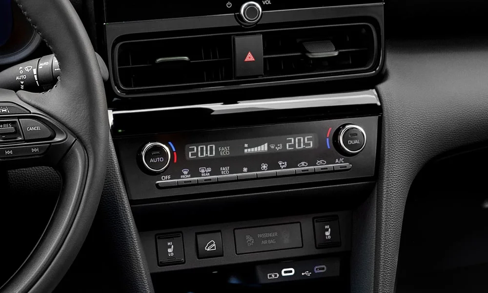 Фото Toyota Yaris Cross — блок климат-контроля. Панель климата крупным планом — регулировки доступны на ощупь Toyota Yaris Cross — блок климат-контроля